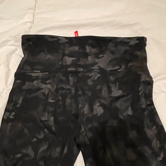 SPANX Black Camouflage Seamless , Shiny Look at Me Now Leggings .Size Large - Picture 12 of 14
